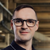 Krzysztof Pawłowski - Ekspert w zarządzaniu produkcją, który skutecznie eliminuje chaos i poprawia rentowność firm. Pomaga obniżać koszty, identyfikując miejsca, gdzie pojawiają się straty i wdraż.png